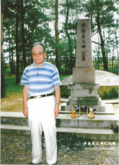 远藤勇在养父母公墓前.png