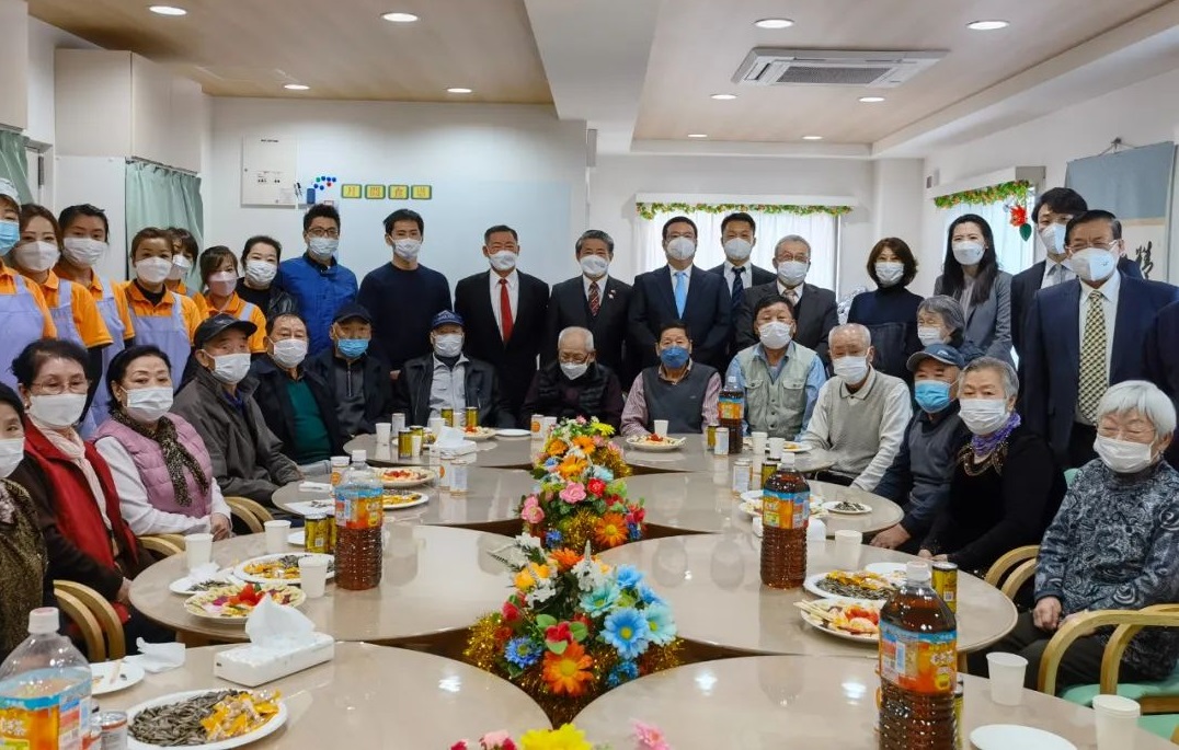 薛剑总领事探望大阪府内日本战争遗孤