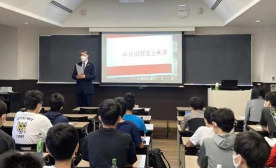 中日友好流水长、未来可期在少年—— “薛老师”为日本名门中学学子开讲