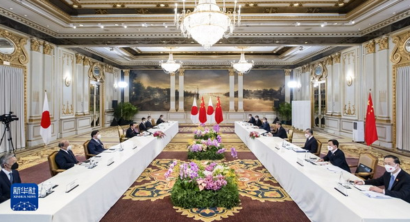 习近平会见日本首相岸田文雄