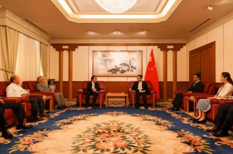 <b>驻日本大使吴江浩会见日本中国友好协会会长井上久士</b>